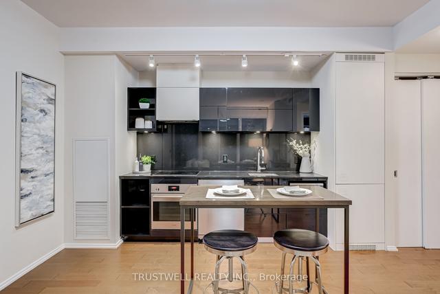 1009 - 125 Peter St, Condo with 2 bedrooms, 1 bathrooms and 1 parking in Toronto ON | Image 35