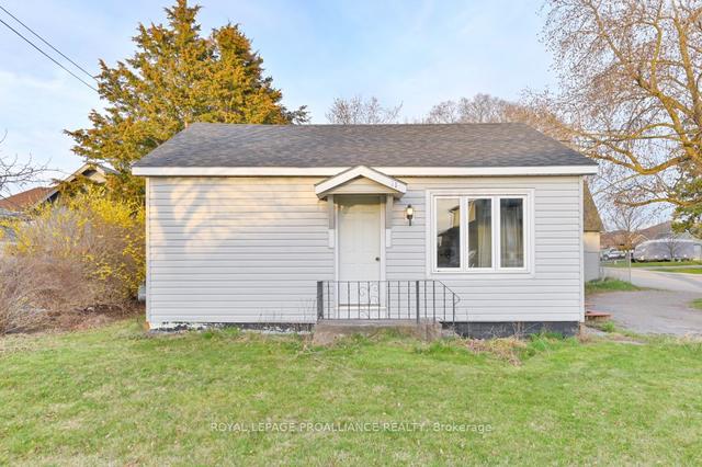 119 Centre St, House detached with 2 bedrooms, 1 bathrooms and 13 parking in Belleville ON | Image 12