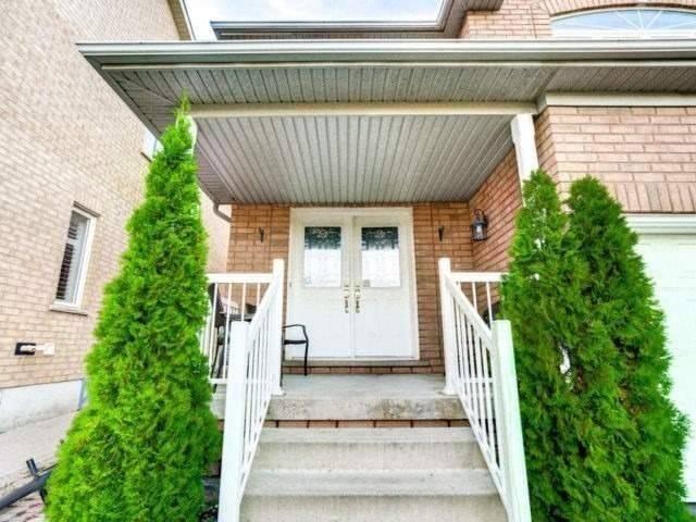18 Grape Tr, House detached with 4 bedrooms, 4 bathrooms and 2 parking in Brampton ON | Image 2