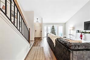 31 Cedargrove Place Sw, House detached with 3 bedrooms, 2 bathrooms and 3 parking in Calgary AB | Image 8