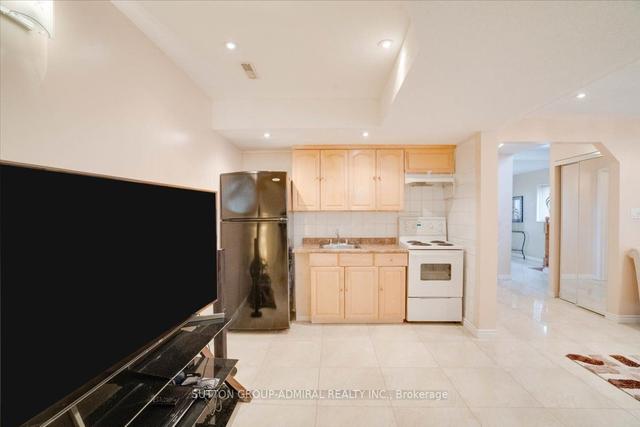 39 Keyworth Tr, House attached with 3 bedrooms, 3 bathrooms and 3 parking in Toronto ON | Image 6