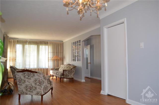 758 Weston Drive, House detached with 3 bedrooms, 2 bathrooms and 3 parking in Ottawa ON | Image 3