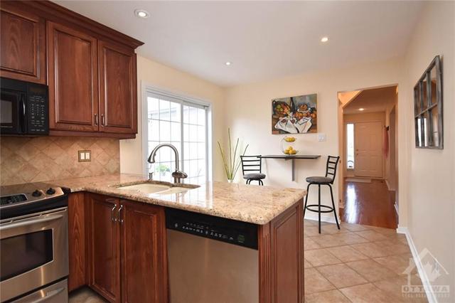 696 Morewood Crescent, House detached with 3 bedrooms, 3 bathrooms and 3 parking in Ottawa ON | Image 12