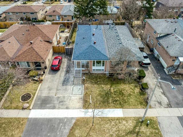 2498 Harman Crt, House semidetached with 3 bedrooms, 2 bathrooms and 4 parking in Mississauga ON | Image 1