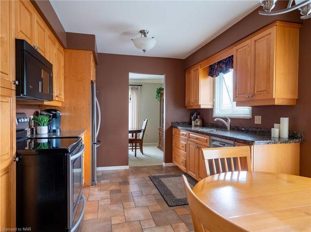 16 Village Green Drive, House detached with 5 bedrooms, 2 bathrooms and 8 parking in St. Catharines ON | Image 14
