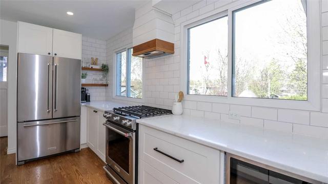 15 Lay St, House detached with 4 bedrooms, 2 bathrooms and 4 parking in Barrie ON | Image 4
