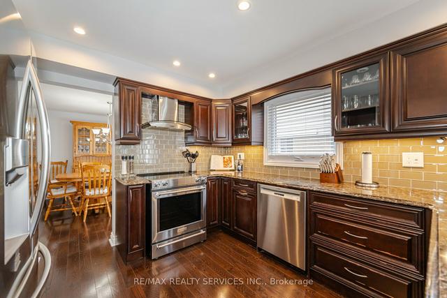 52 Northampton St, House detached with 4 bedrooms, 3 bathrooms and 4 parking in Brampton ON | Image 2