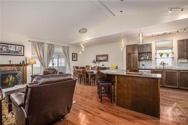 911 Burwash Landing Bay, Townhouse with 3 bedrooms, 3 bathrooms and 4 parking in Ottawa ON | Image 9