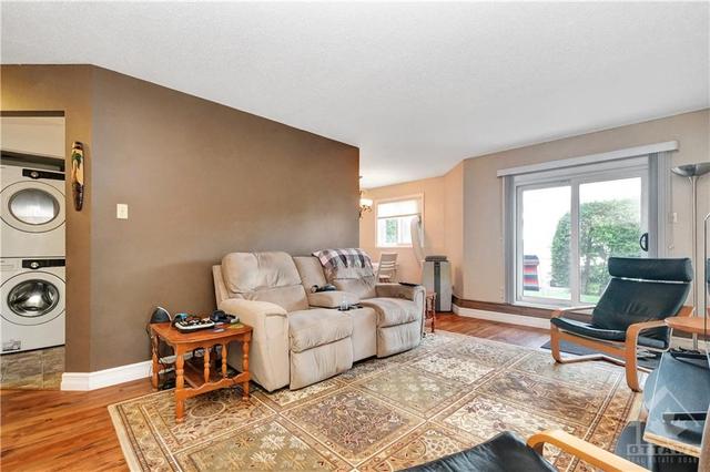 6 - 268 Lorry Greenberg Drive, Condo with 2 bedrooms, 1 bathrooms and 1 parking in Ottawa ON | Image 3