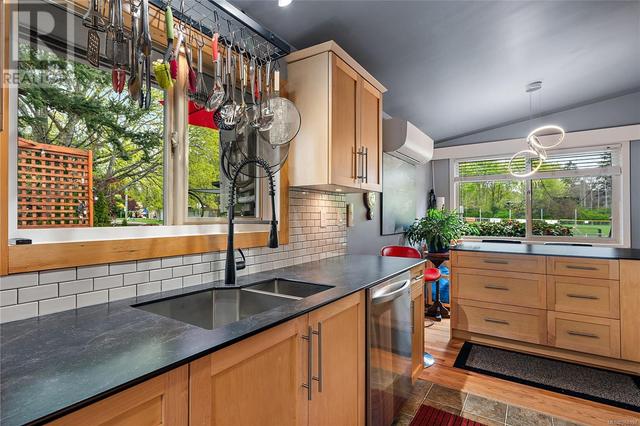 1804 Richardson St, House detached with 3 bedrooms, 3 bathrooms and 2 parking in Victoria BC | Image 7
