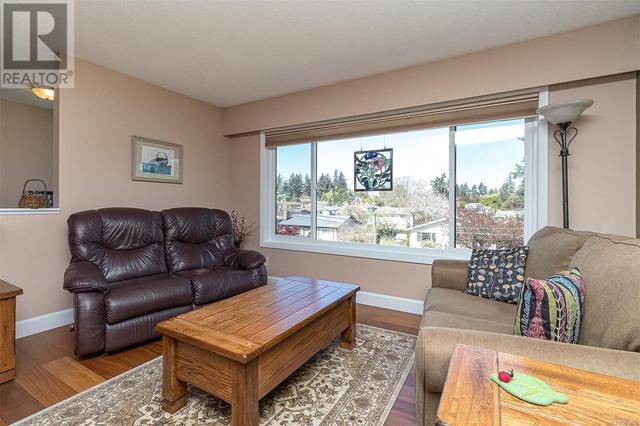 559 Kenneth St, House detached with 4 bedrooms, 3 bathrooms and 4 parking in Saanich BC | Image 6