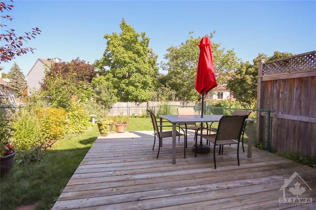 1518 Briarfield Crescent, Townhouse with 3 bedrooms, 2 bathrooms and 3 parking in Ottawa ON | Image 20