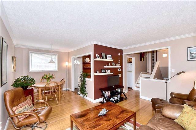 16 Knowles Cres, House detached with 3 bedrooms, 2 bathrooms and 4 parking in Aurora ON | Image 3