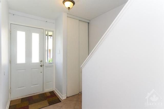 3194 Stockton Drive, Townhouse with 3 bedrooms, 2 bathrooms and 1 parking in Ottawa ON | Image 3