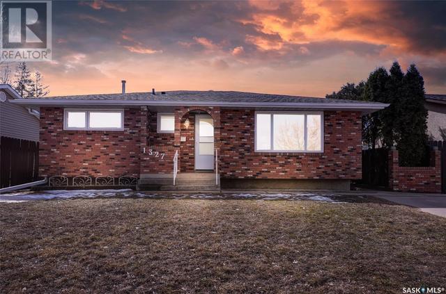 1327 Warner Street, House detached with 3 bedrooms, 2 bathrooms and null parking in Moose Jaw SK | Image 2