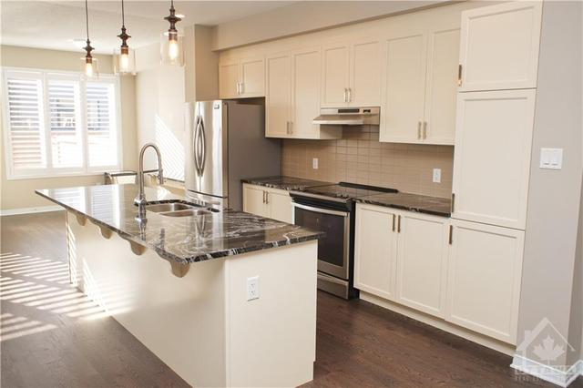 323 Nonius Street, Townhouse with 3 bedrooms, 3 bathrooms and 3 parking in Ottawa ON | Image 6