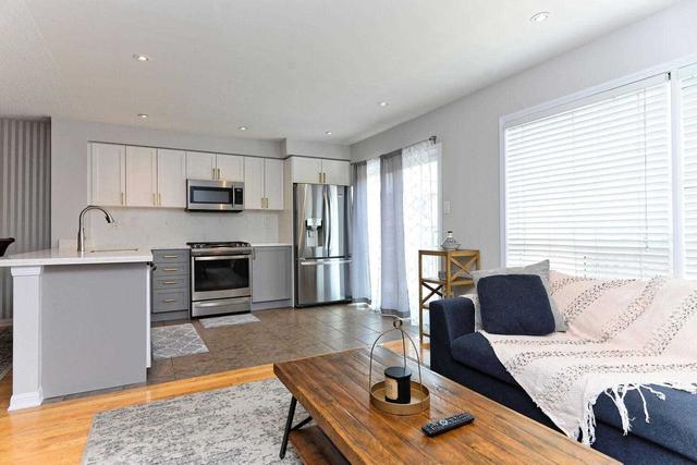780 Johnson Hts, House attached with 3 bedrooms, 3 bathrooms and 2 parking in Milton ON | Image 3