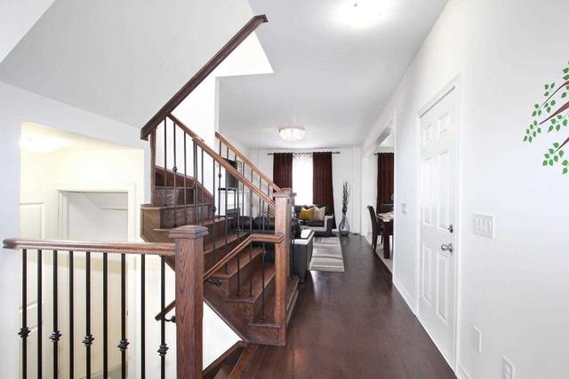 95 Padbury Tr, House detached with 4 bedrooms, 3 bathrooms and 3 parking in Brampton ON | Image 2