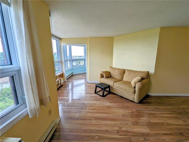 602 - 675 Davis Drive, House attached with 2 bedrooms, 1 bathrooms and 1 parking in Kingston ON | Image 3