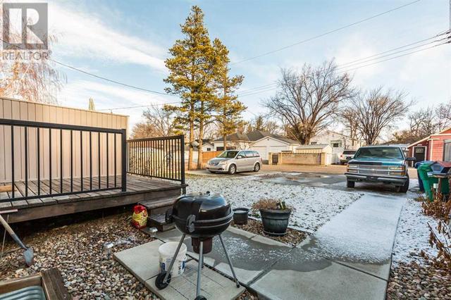 833 17 Street S, Home with 6 bedrooms, 4 bathrooms and 4 parking in Lethbridge AB | Image 4