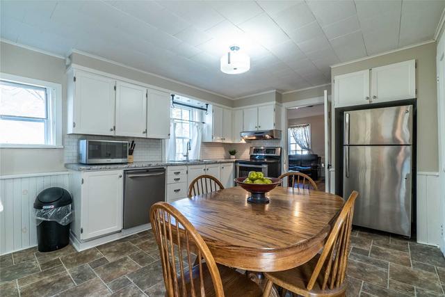 79 Peel St, House detached with 2 bedrooms, 1 bathrooms and 2 parking in Kawartha Lakes ON | Image 6