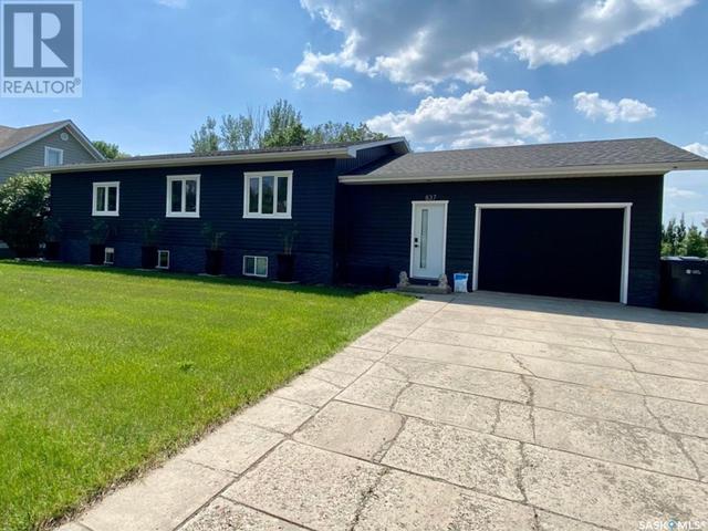 837 Prospect Avenue, House detached with 5 bedrooms, 3 bathrooms and null parking in Oxbow SK | Image 1