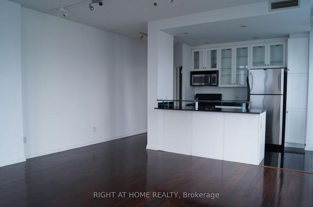3502 - 8 York St, Condo with 2 bedrooms, 2 bathrooms and 1 parking in Toronto ON | Image 12