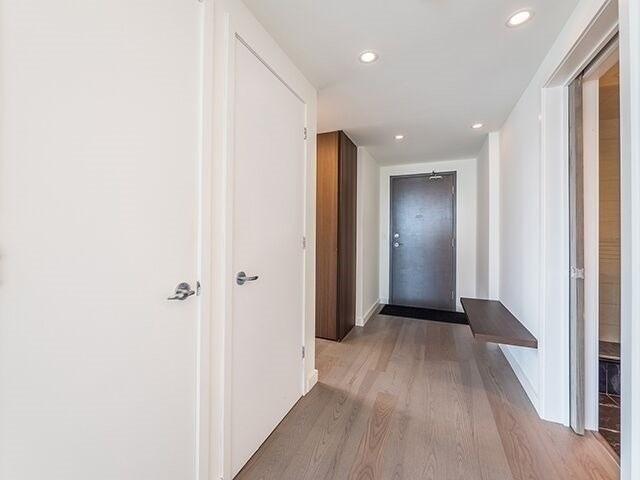 1001 - 281 Mutual St, Condo with 2 bedrooms, 1 bathrooms and 1 parking in Toronto ON | Image 4