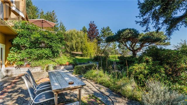 2550 Queenswood Dr, House detached with 5 bedrooms, 3 bathrooms and 8 parking in Saanich BC | Image 26
