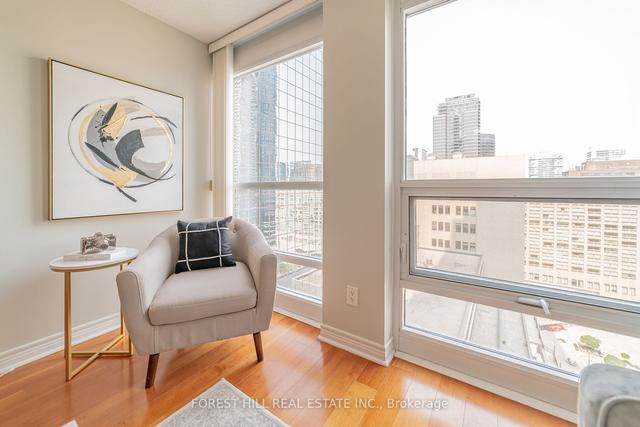 1702 - 763 Bay St, Condo with 1 bedrooms, 1 bathrooms and 1 parking in Toronto ON | Image 3