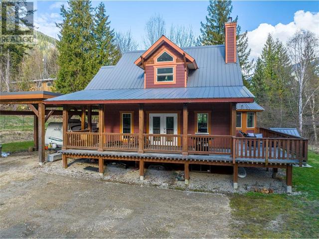 437 Cedar Street, House detached with 4 bedrooms, 3 bathrooms and 4 parking in Revelstoke BC | Image 3