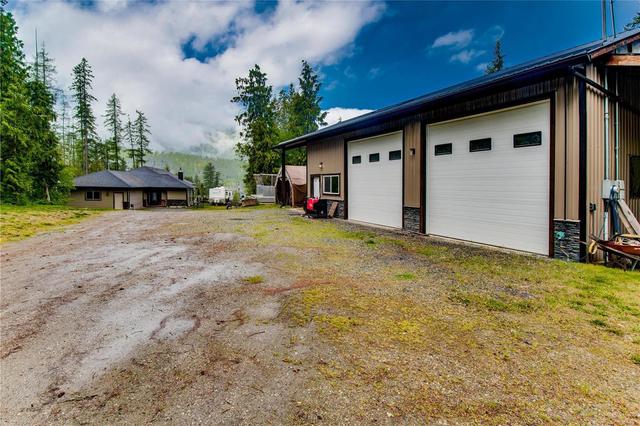 9045 Hummingbird Drive, House detached with 3 bedrooms, 2 bathrooms and 5 parking in Columbia Shuswap E BC | Image 39