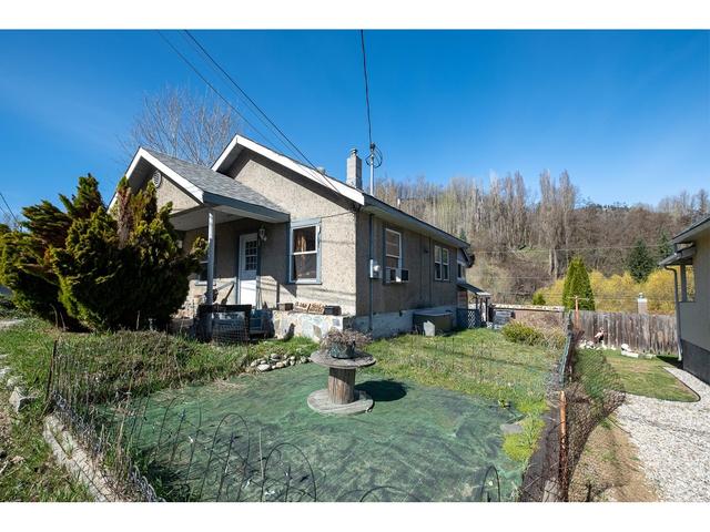 217 Currie Street, House detached with 2 bedrooms, 1 bathrooms and null parking in Warfield BC | Image 2