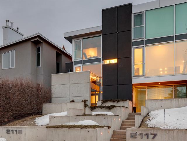 2115 29 Avenue Sw, Home with 2 bedrooms, 2 bathrooms and 1 parking in Calgary AB | Image 2