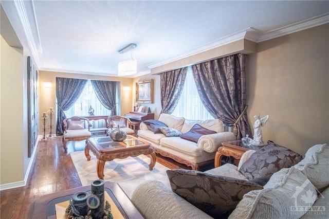 33 Hime Crescent, House detached with 4 bedrooms, 3 bathrooms and 6 parking in Ottawa ON | Image 3