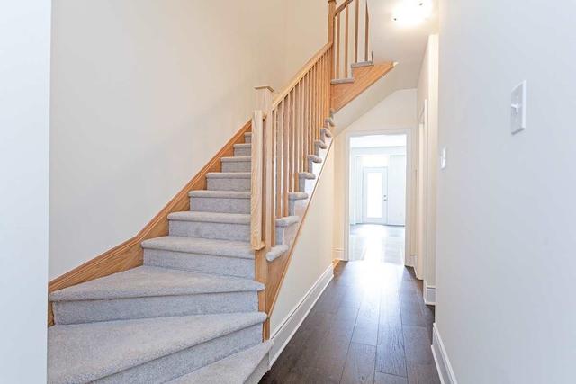 33 Jell St, House attached with 3 bedrooms, 3 bathrooms and 3 parking in Guelph ON | Image 3