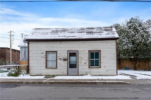 4 Spring Street, House detached with 2 bedrooms, 1 bathrooms and 2 parking in Brantford ON | Image 1