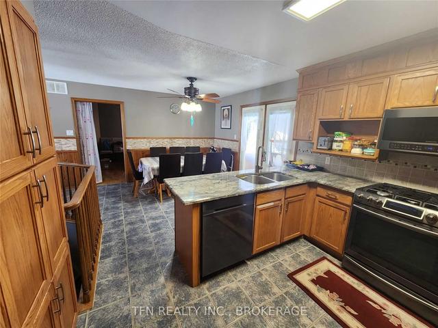 343 Walnut St E, House detached with 2 bedrooms, 2 bathrooms and 10 parking in Chatham Kent ON | Image 26