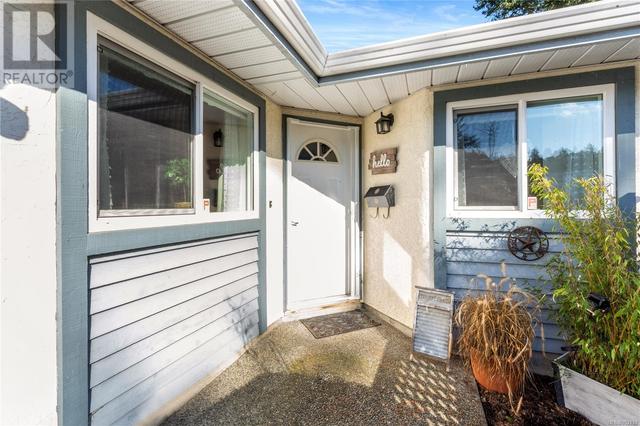 4 - 5156 Cordova Bay Rd, House attached with 2 bedrooms, 1 bathrooms and 1 parking in Saanich BC | Image 3