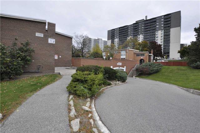 7 - 10 Leith Hill Rd, Townhouse with 3 bedrooms, 2 bathrooms and 1 parking in Toronto ON | Image 2