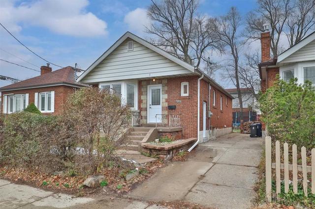 492 Cosburn Ave, House detached with 2 bedrooms, 2 bathrooms and 3 parking in Toronto ON | Card Image