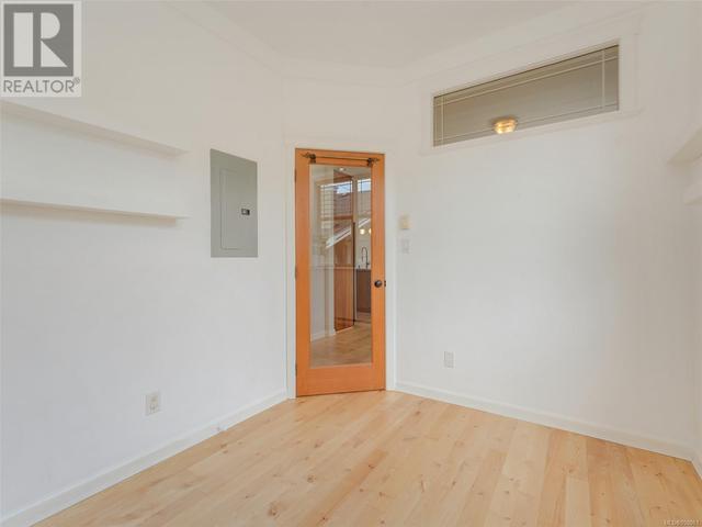 3 - 220 Moss St, Condo with 2 bedrooms, 1 bathrooms and 1 parking in Victoria BC | Image 34