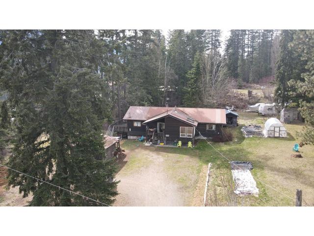 325 Beggs Road, House detached with 4 bedrooms, 2 bathrooms and null parking in Central Kootenay E BC | Image 2