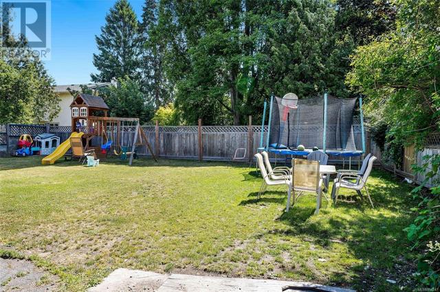4307 Tyndall Ave, House detached with 3 bedrooms, 2 bathrooms and 2 parking in Saanich BC | Image 3