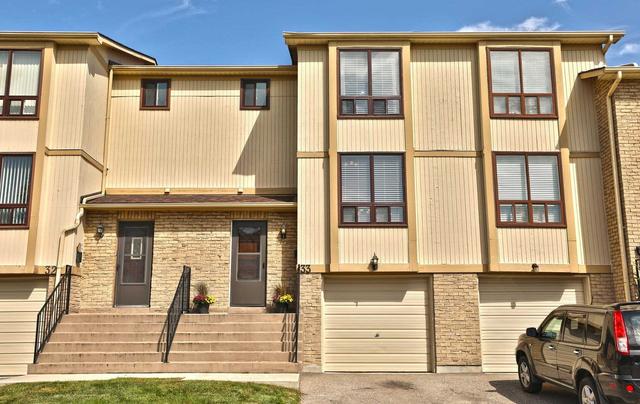 33 Guildford Cres, Townhouse with 3 bedrooms, 2 bathrooms and 2 parking in Brampton ON | Image 1