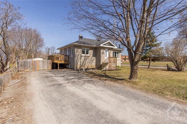 3631 Mcbean Street, House detached with 3 bedrooms, 1 bathrooms and 6 parking in Ottawa ON | Image 2
