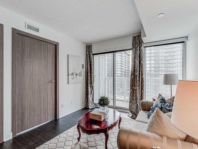 1106 - 17 Bathurst St, Condo with 1 bedrooms, 1 bathrooms and 1 parking in Toronto ON | Image 2