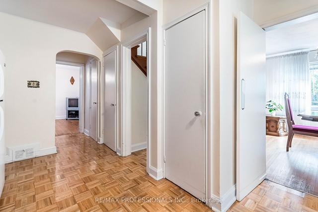 36 Thorndale Ave, House detached with 4 bedrooms, 3 bathrooms and 5 parking in Toronto ON | Image 6