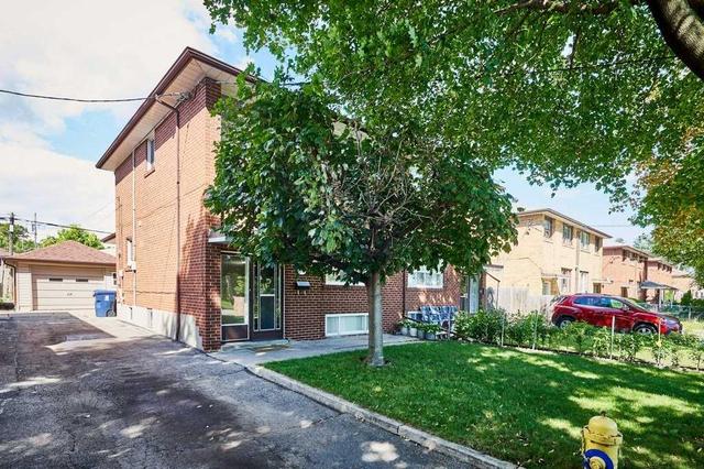 576 Alliance Ave, House semidetached with 3 bedrooms, 3 bathrooms and 4 parking in Toronto ON | Image 29