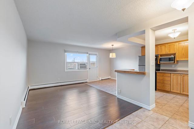 307 - 264 Oakdale Ave, Condo with 2 bedrooms, 1 bathrooms and 2 parking in St. Catharines ON | Image 2